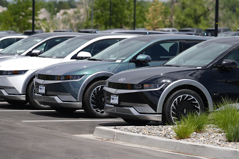 Des voitures électriques en vente chez un concessionnaire