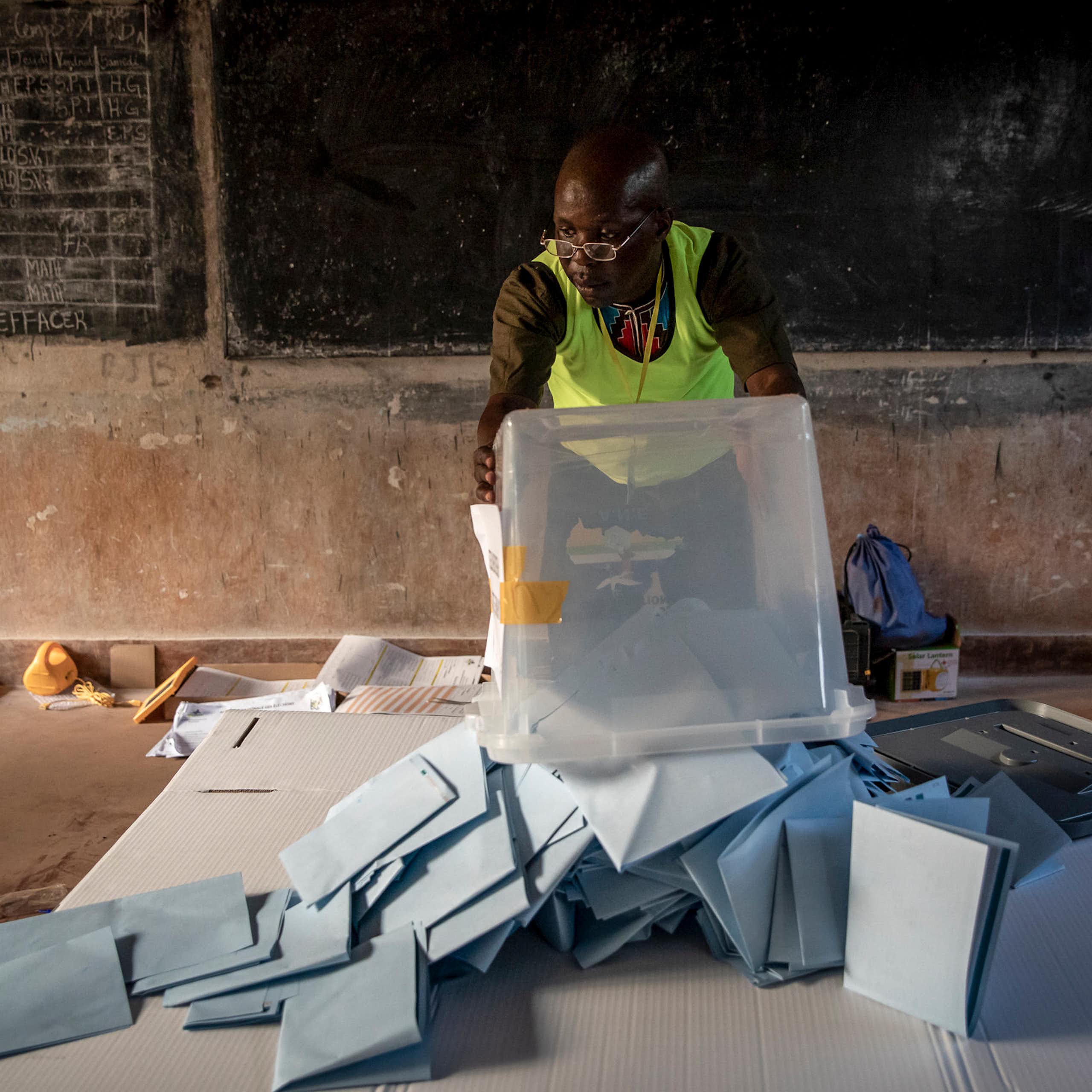 Un homme dépouille des votes
