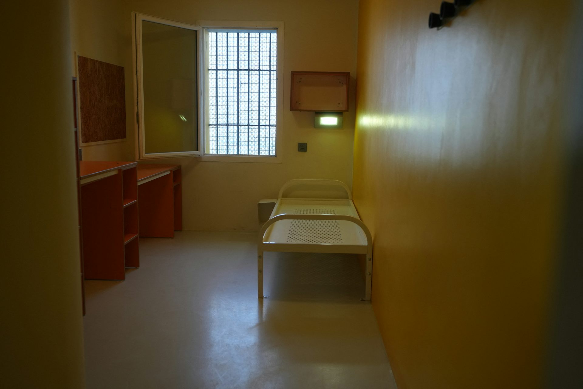 Prisons de haute sécurité : efficaces contre le crime organisé ?