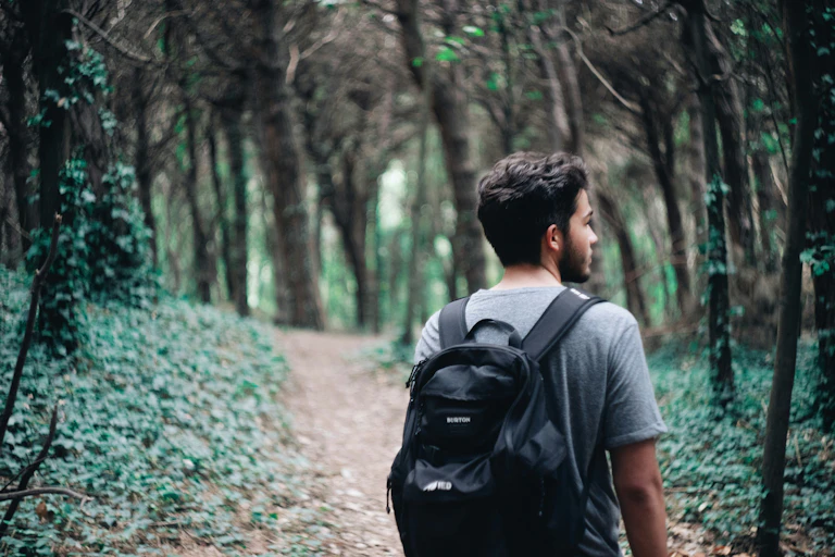 homme perdu dans la forêt