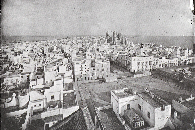 Fotografía en blanco y negro de una ciudad que va a dar al mar.