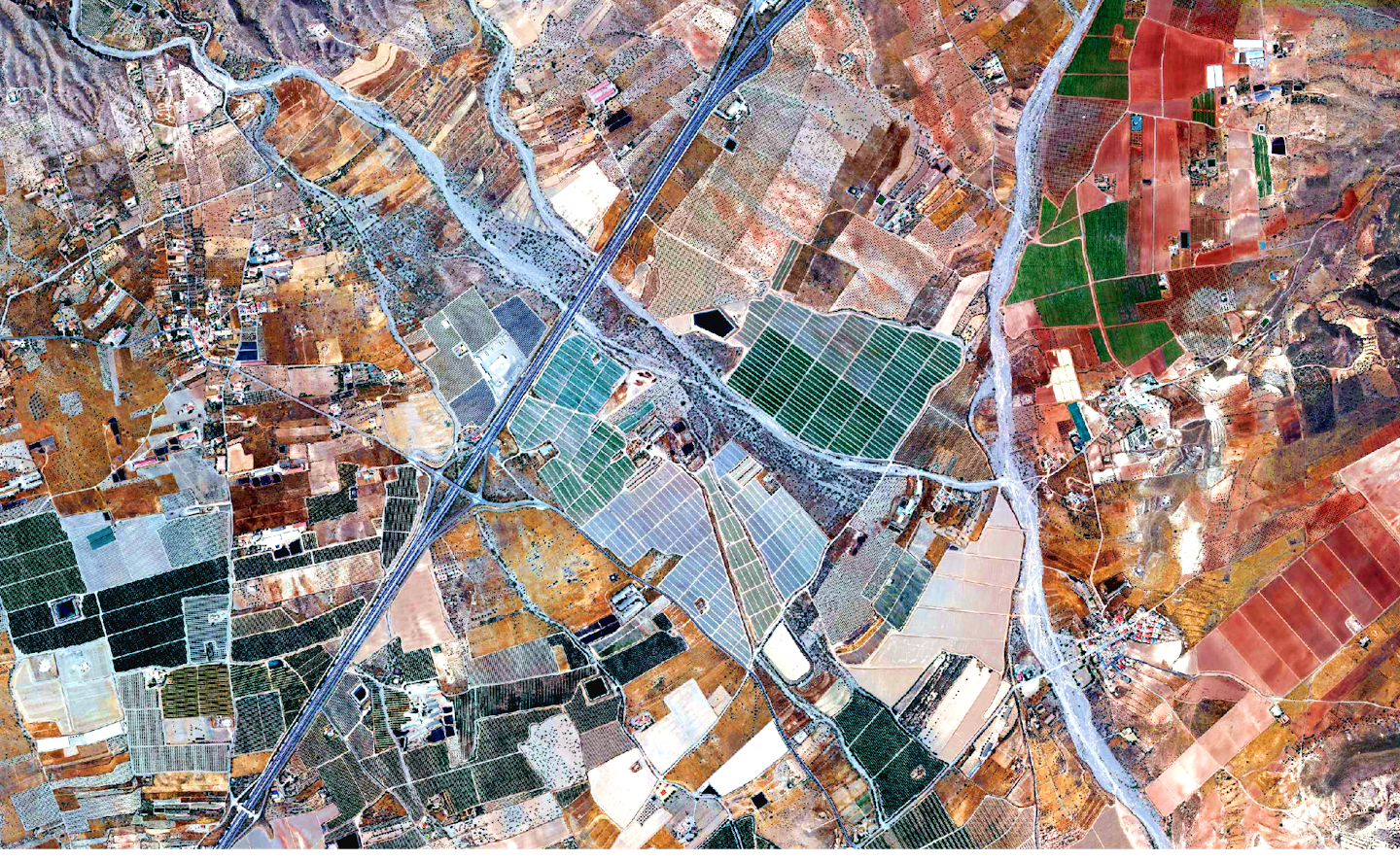 Imagen aérea que muestra numerosos campos de cultivo