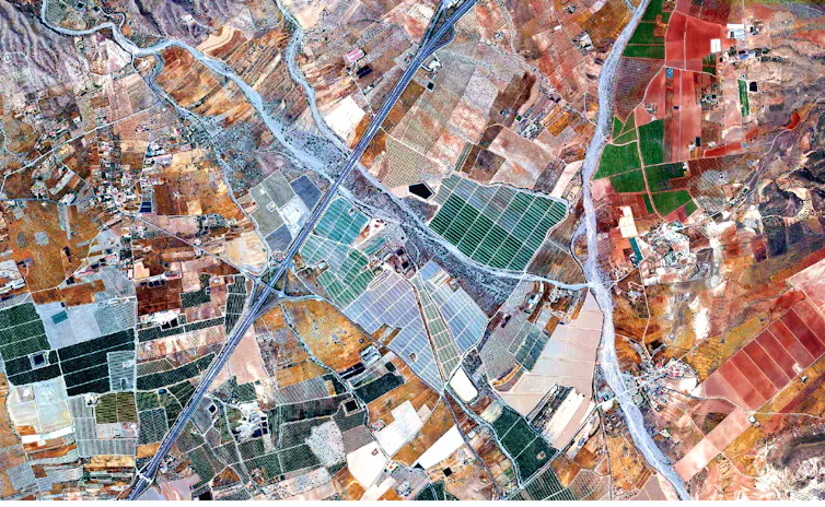 Imagen aérea que muestra numerosos campos de cultivo