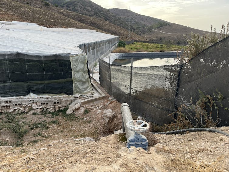 Suministro de agua y dos invernaderos en zona montañosa.