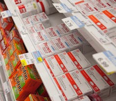 Acetaminofeno y otra mezcla de dolor en el estante de la farmacia.