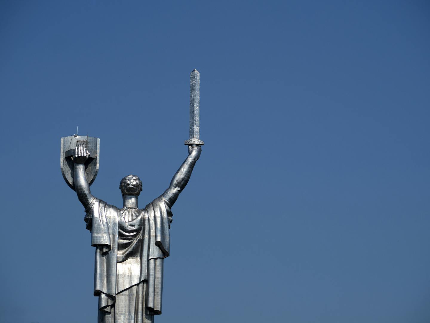 A picture of a large statue.