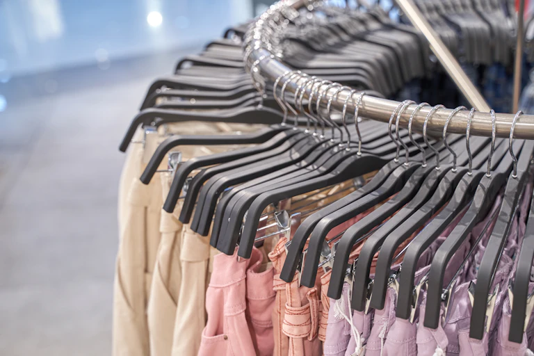 des cintres avec des vêtements en grand nombre