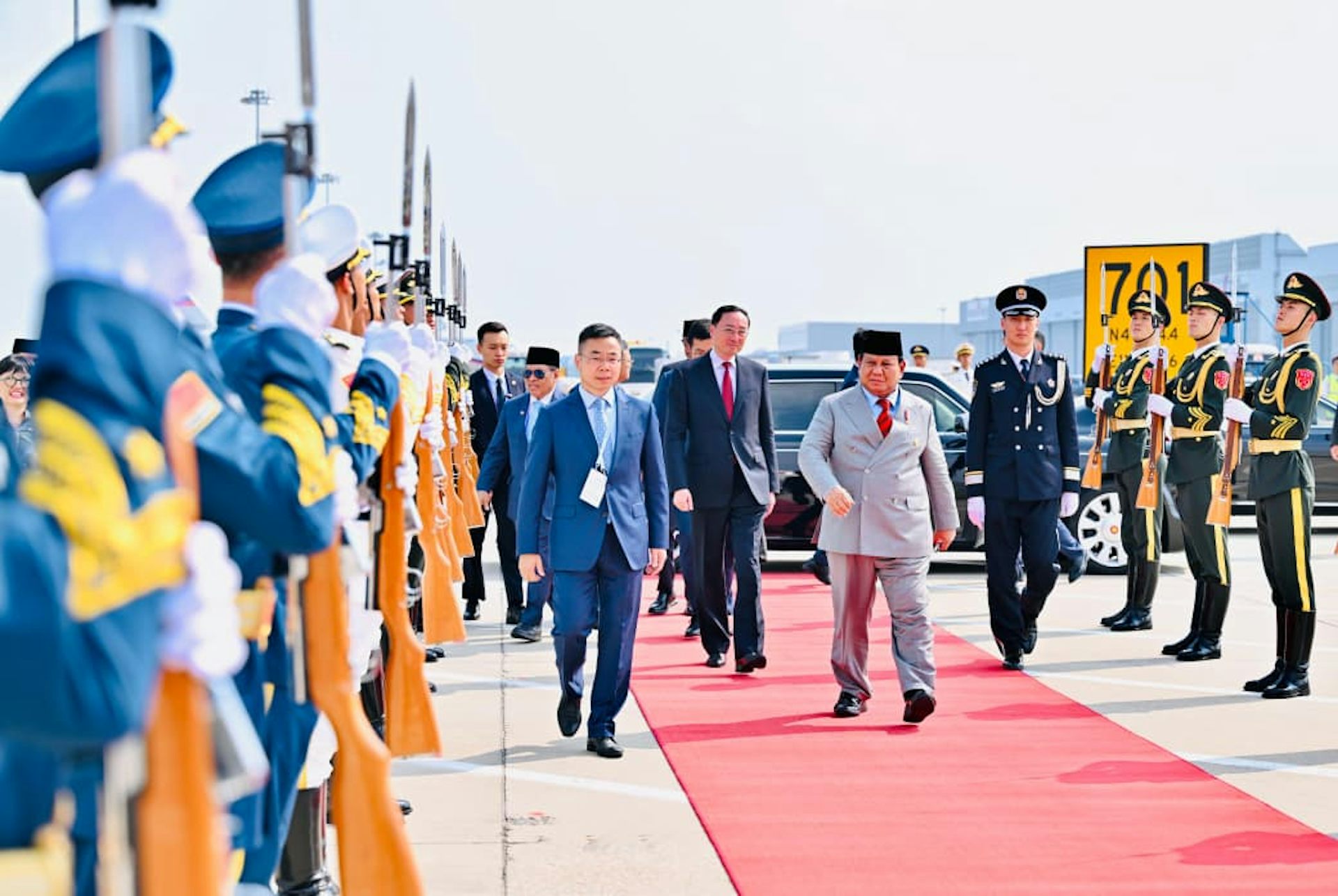Prabowo menghadiri undangan Presiden Cina Xi Jinping dan sekaligus melakukan pertemuan bilateral, hanya selang beberapa hari setelah demonstrasi besar pecah di berbagai kota besar di Indonesia.