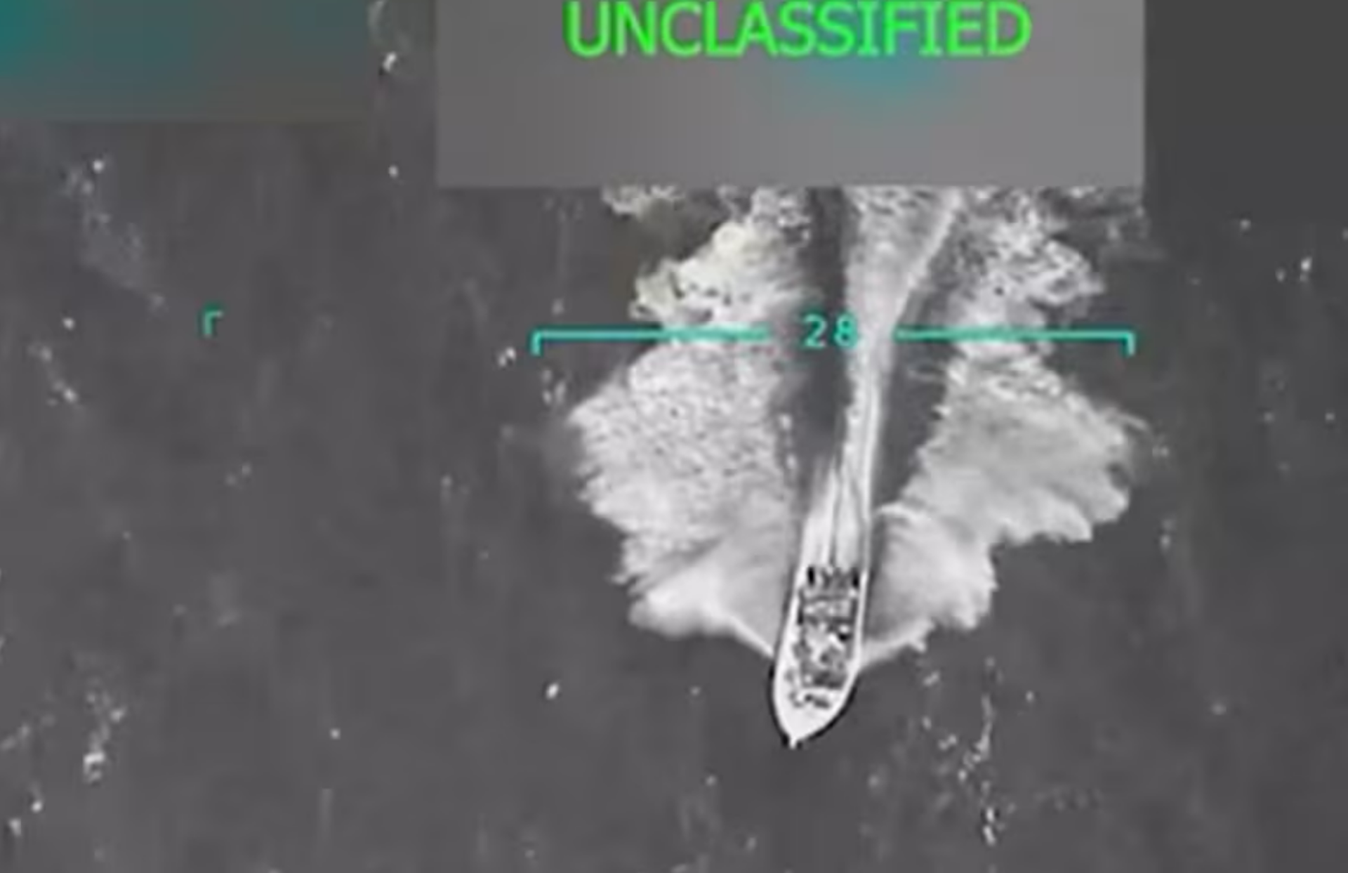 Imagen donde se ve una lancha desde arriba en blanco y negro.