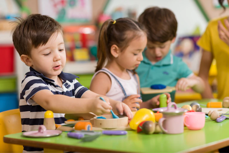 Niños pequeños interactuando con objetos