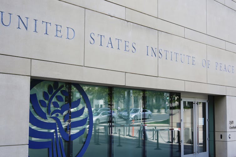 Las palabras que el Instituto para la Paz de los Estados Unidos afectan la piedra a través de la puerta.
