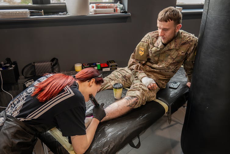 Una persona con largos tatuajes de cabello rojo de un hombre