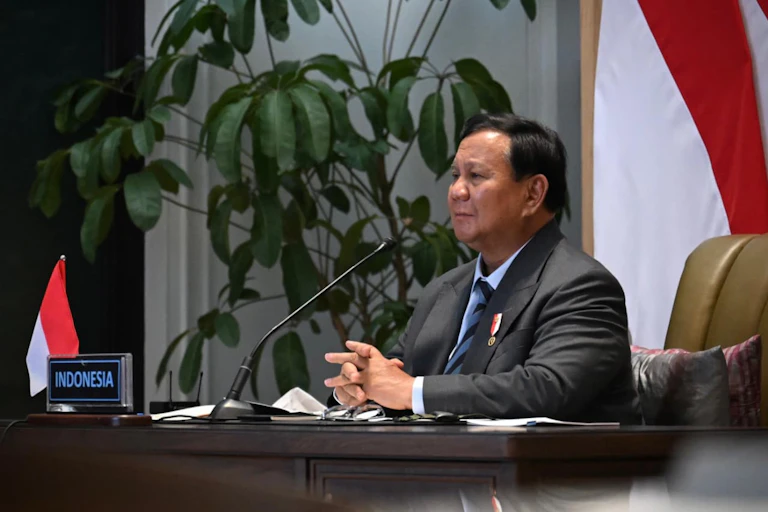 Langkah Prabowo terbang ke Beijing di tengah aksi protes besar-besaran di Indonesia menunjukkan langkah diplomasi FOMO.