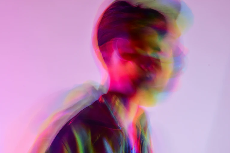 un photo de personne floutée, en couleurs vives