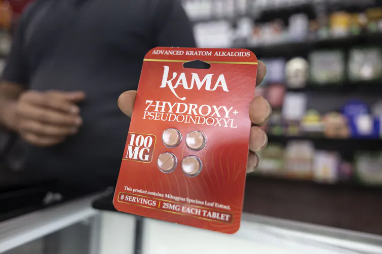 A red package labeled 'Kama 7-hydroxy + pseudoindoxyl' contains eight pills