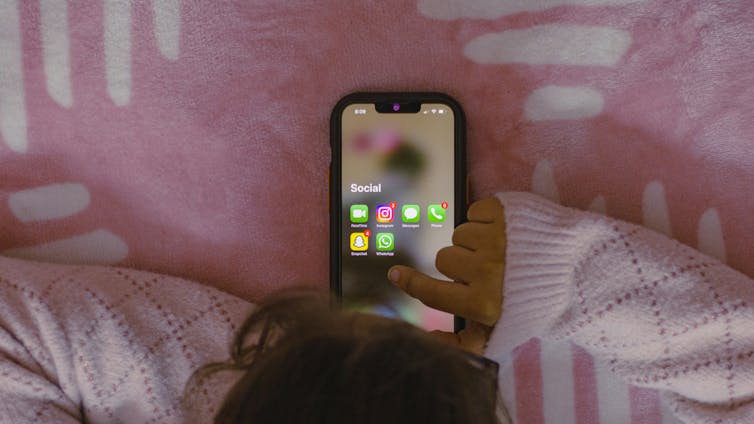 Manos de los niños con aplicaciones telefónicas.