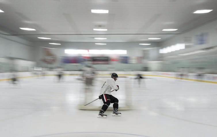Un hombre con equipo de hockey sobre hielo