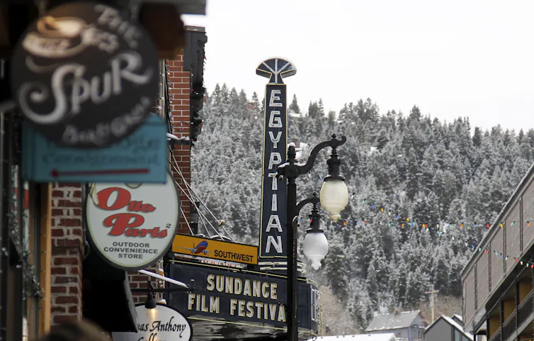 Una marquesina de cine entre la nieve.
