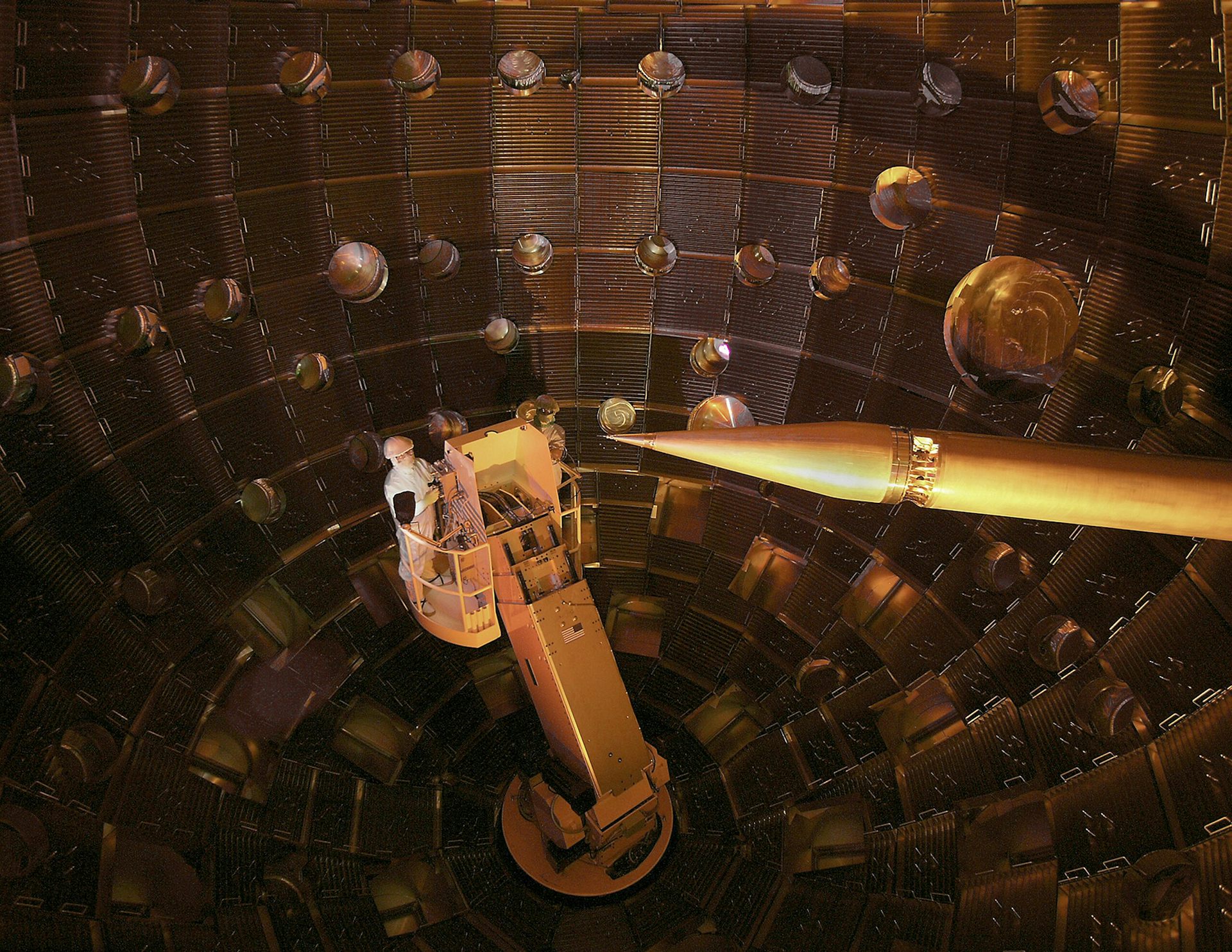 La chambre centrale du National Ignition Facility aux États-Unis