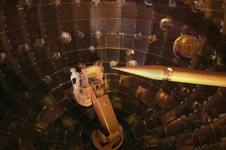 La chambre centrale du National Ignition Facility aux États-Unis