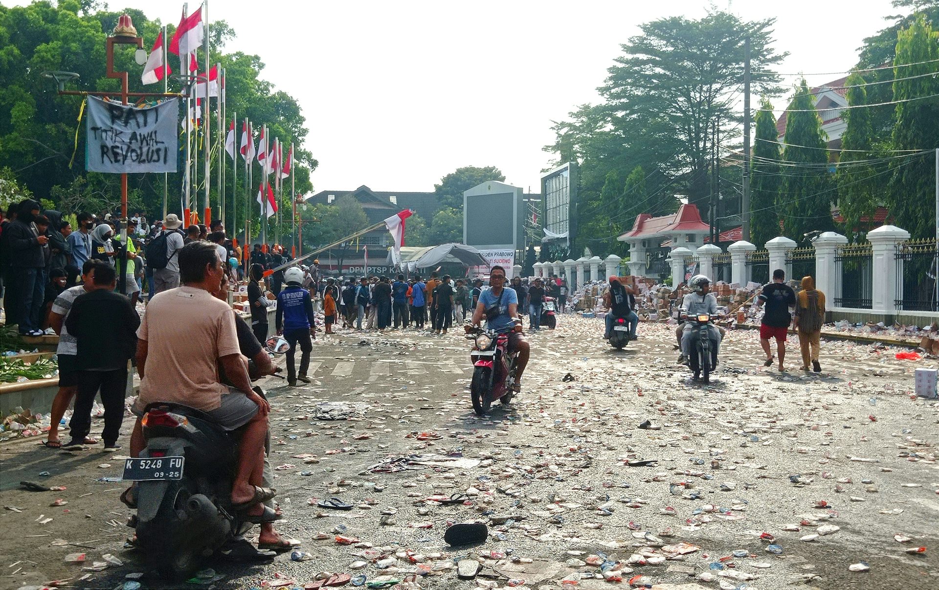 Warga Pati menuntut Bupati Sadewo untuk lengser dari jabatannya.