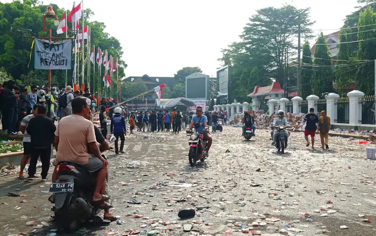 Warga Pati menuntut Bupati Sadewo untuk lengser dari jabatannya.