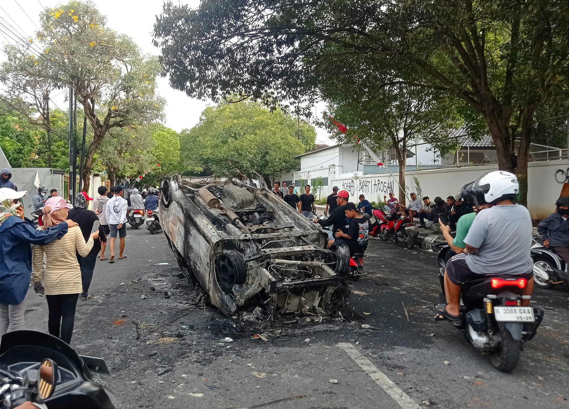 Krisis legitimasi oleh rakyat terhadap negara terjadi akibat ketidakpuasan publik terhadap kebijakan pemerintah.
