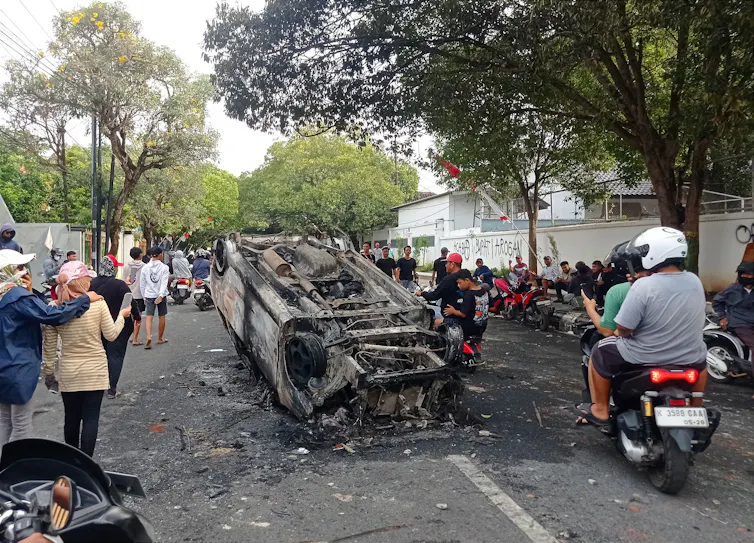 Krisis legitimasi oleh rakyat terhadap negara terjadi akibat ketidakpuasan publik terhadap kebijakan pemerintah.