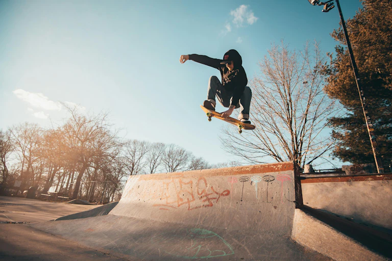 Homme sur un skateboard