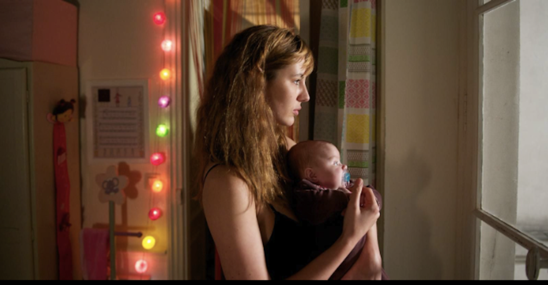 L'actrice Louise Bourgoin dans le rôle d'une doctorante en philo face aux défis de la maternité.