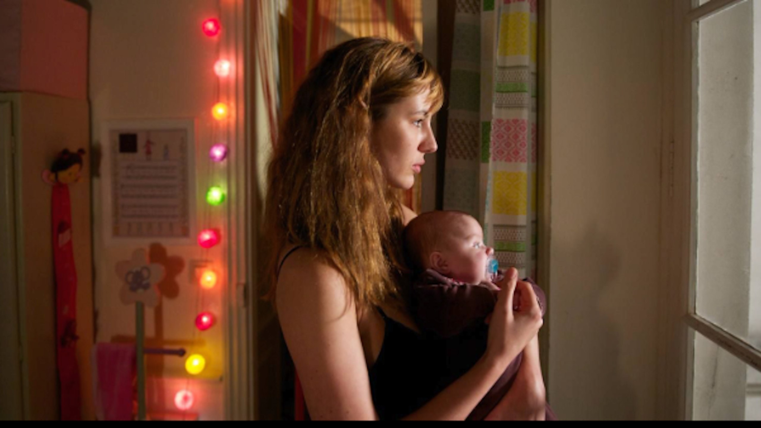 L'actrice Louise Bourgoin dans le rôle d'une doctorante en philo face aux défis de la maternité.