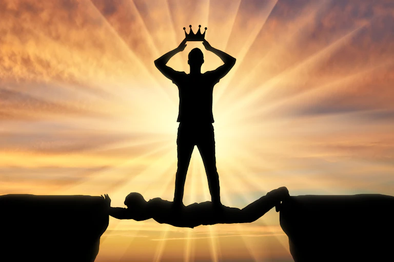 Homme avec une couronne marchant sur un autre.