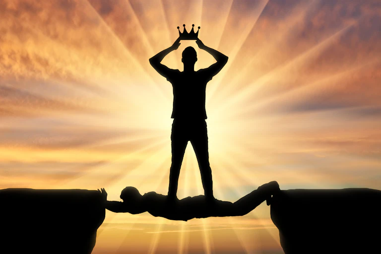 Homme avec une couronne marchant sur un autre.