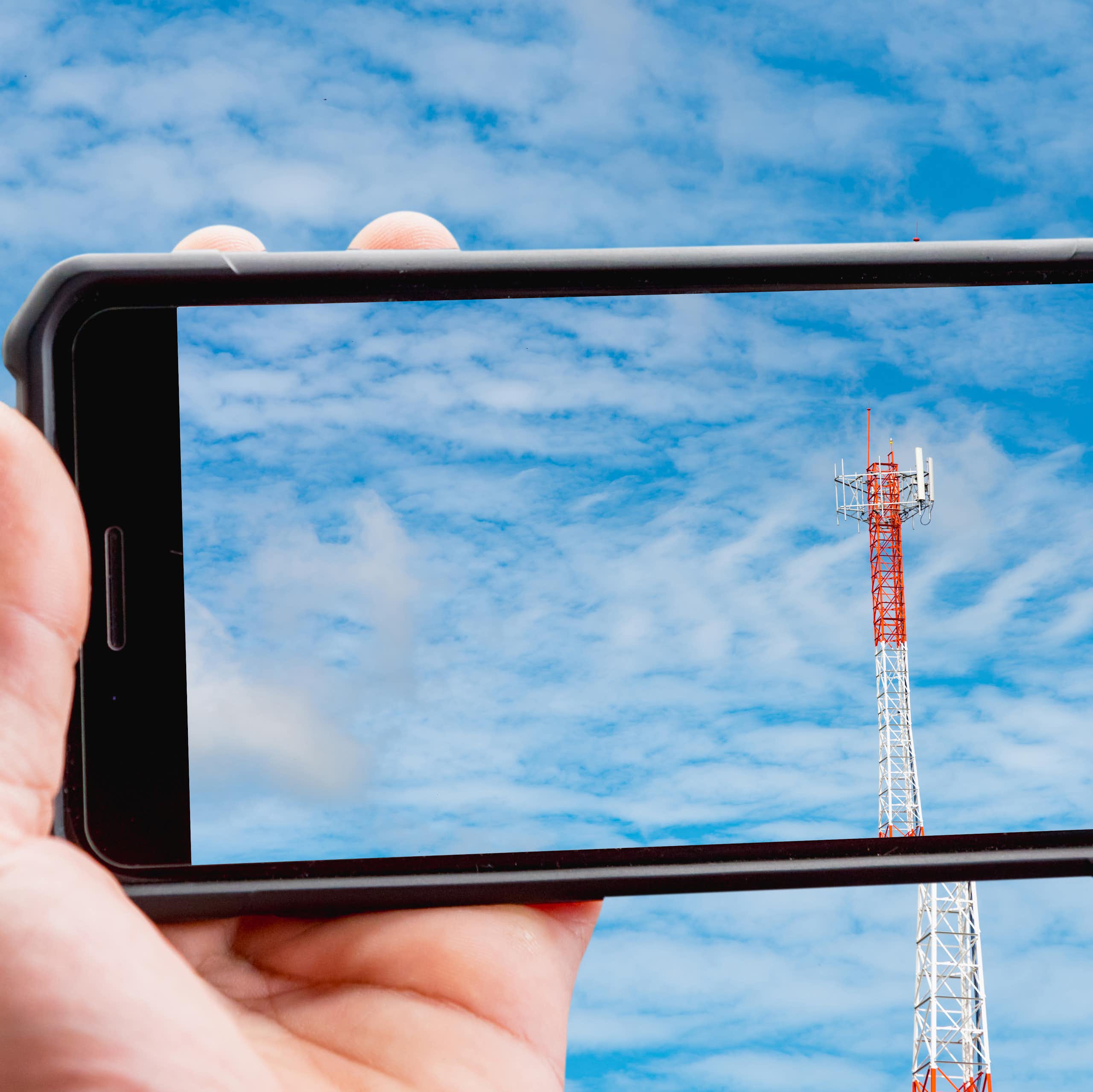 Antena de telefonía vista en la pantalla de un móvil.