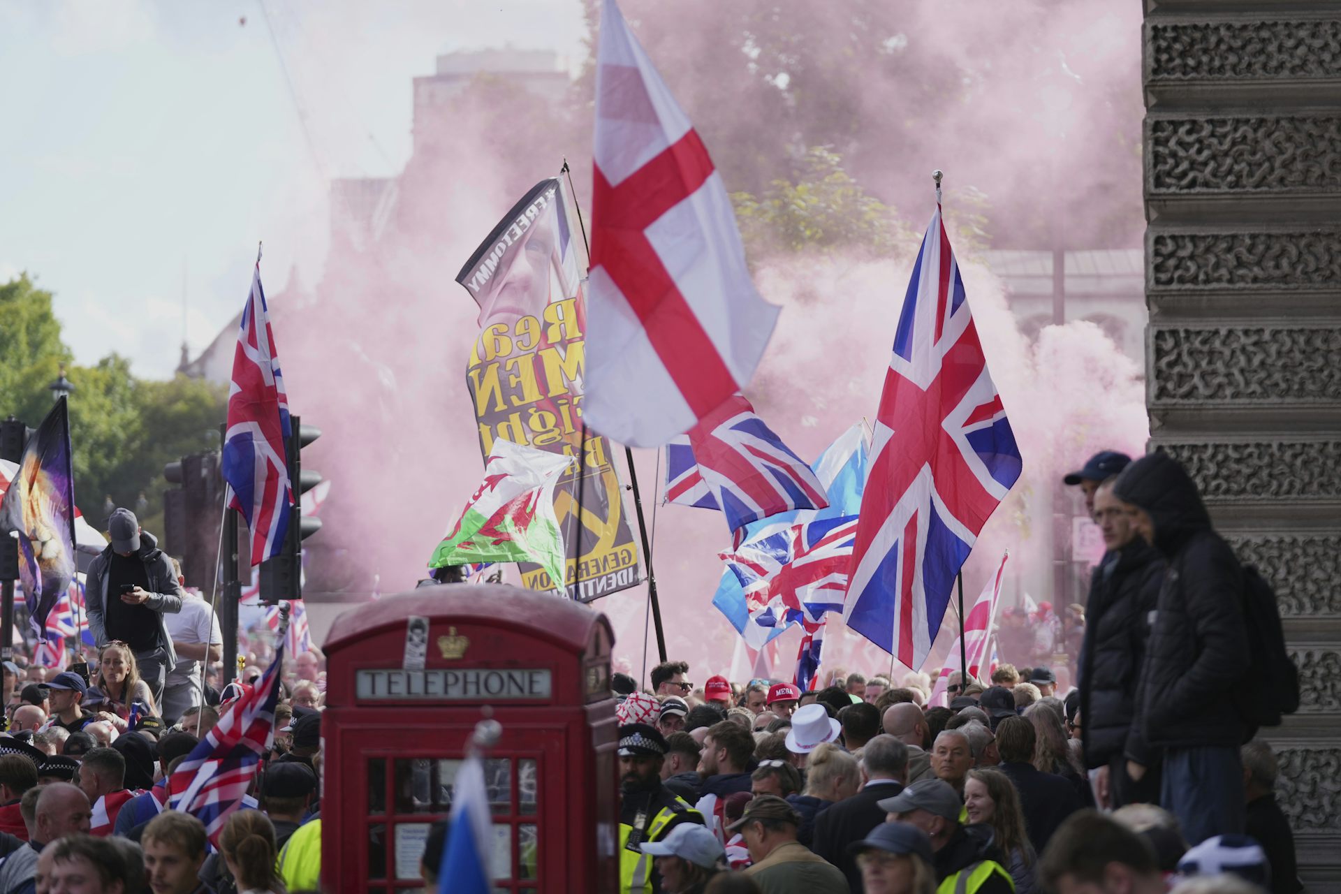 Des gens manifestent en brandissant le drapeau anglais