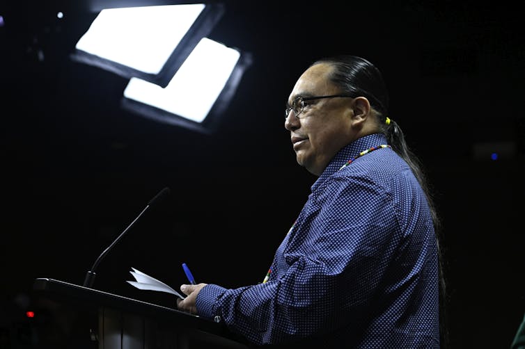 El hombre que habla en el podio.