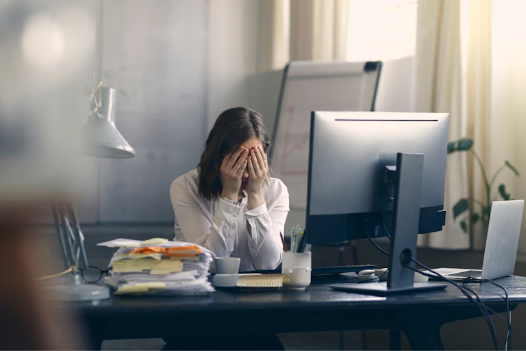 Une salarié craque devant l'écran de son ordinateur.