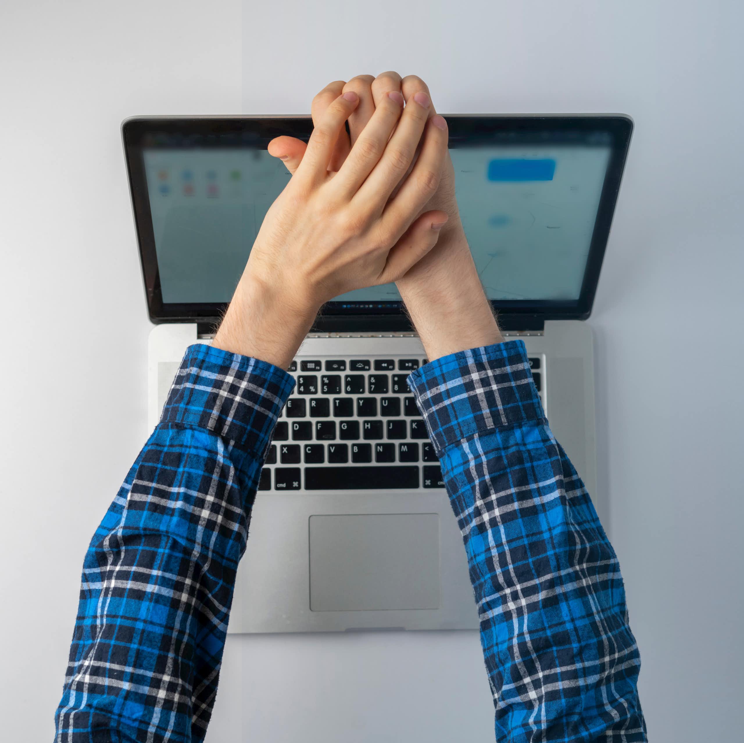 Personne cachant la webcam de son ordinateur