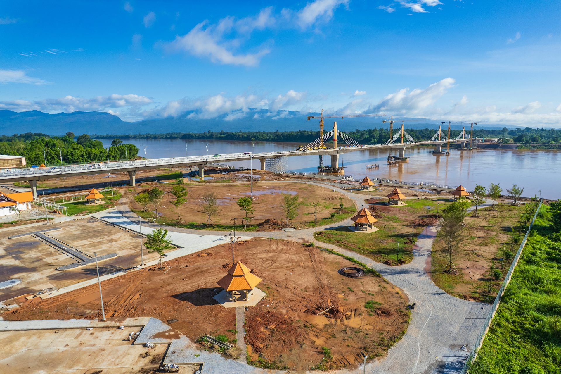 Contoh sebuah jembatan penghubung Thailand dan Laos ini