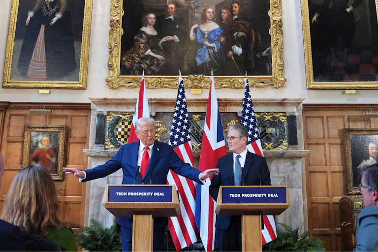 Donald Trump and Keir Starmer giving a press conference.