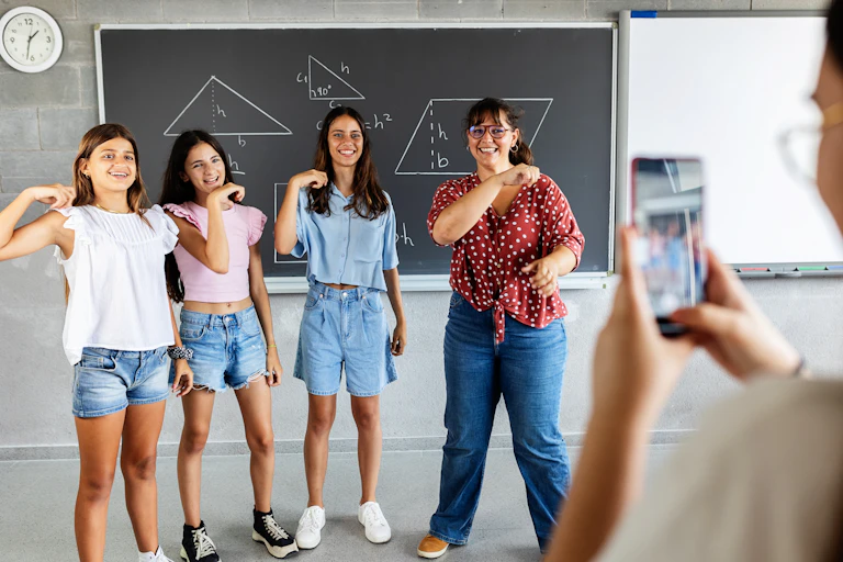 Menores grabados con un móvil en una clase.