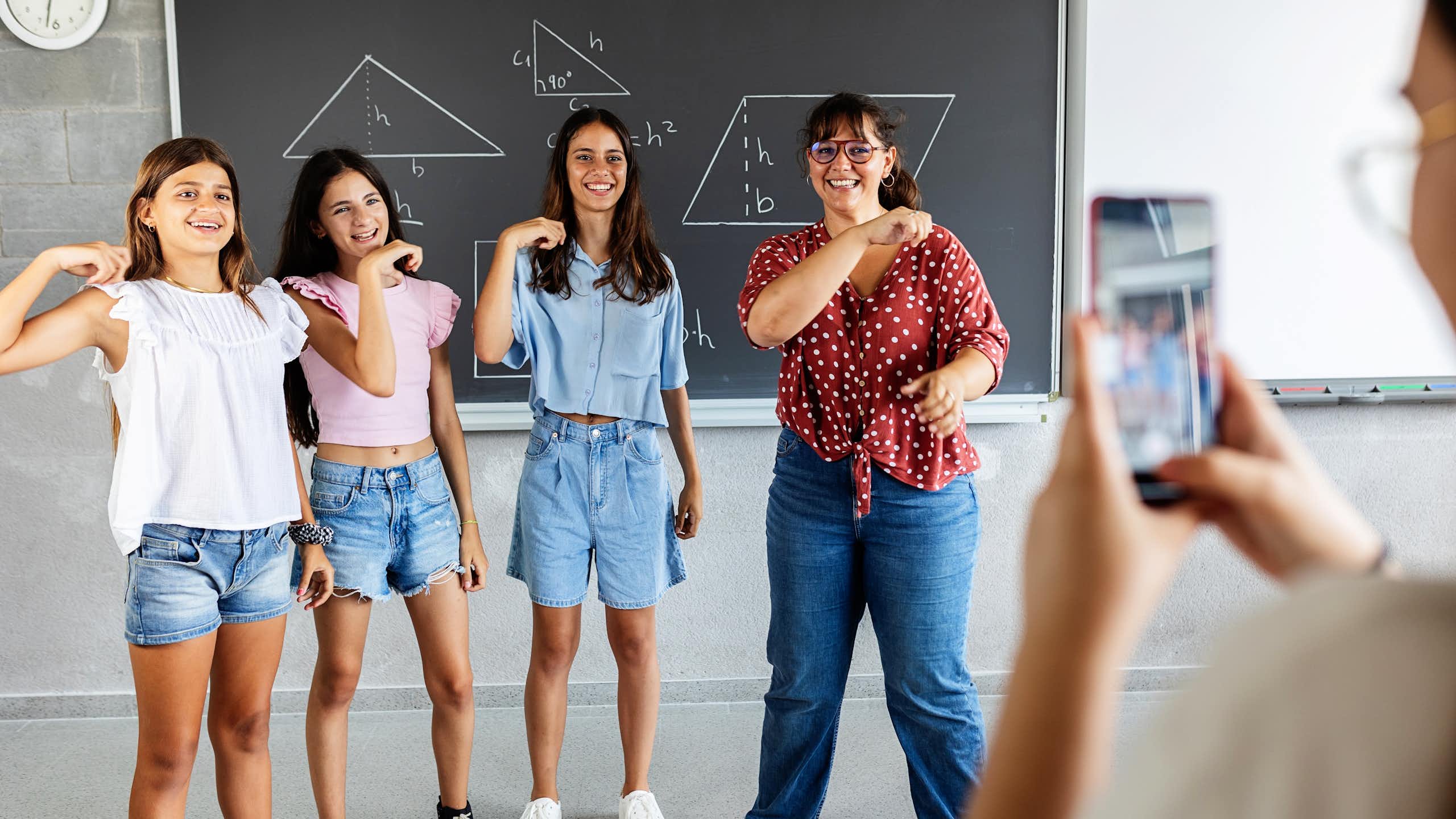 Menores grabados con un móvil en una clase.