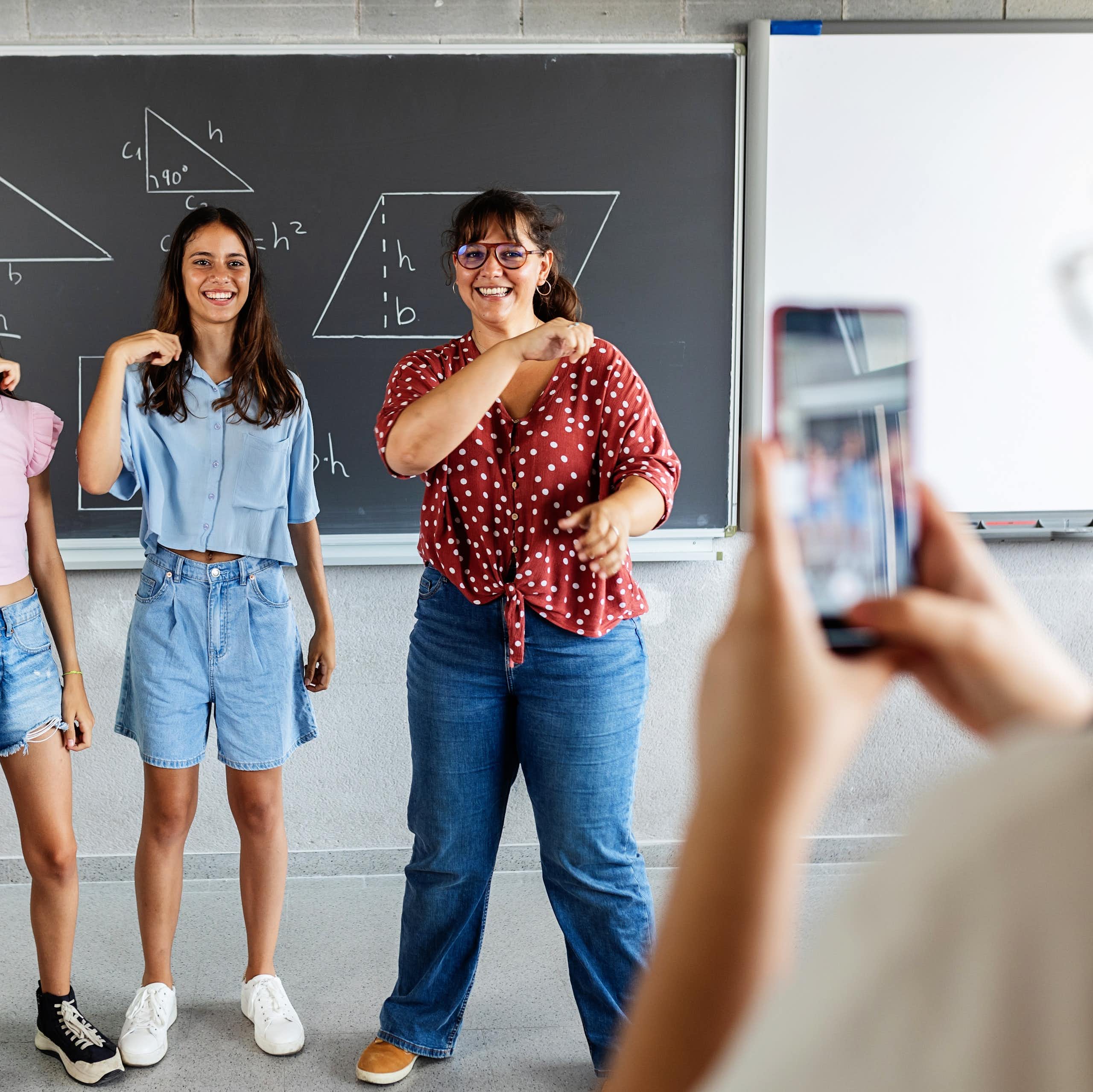 Menores grabados con un móvil en una clase.