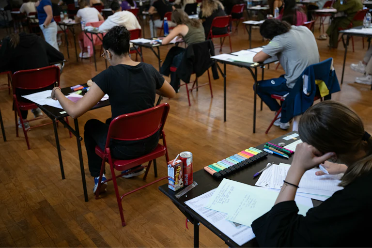 Candidats au baccalauréat passant l'épreuve de philosophie au lycée Michel de Montaigne de Mulhouse (juin 2025).