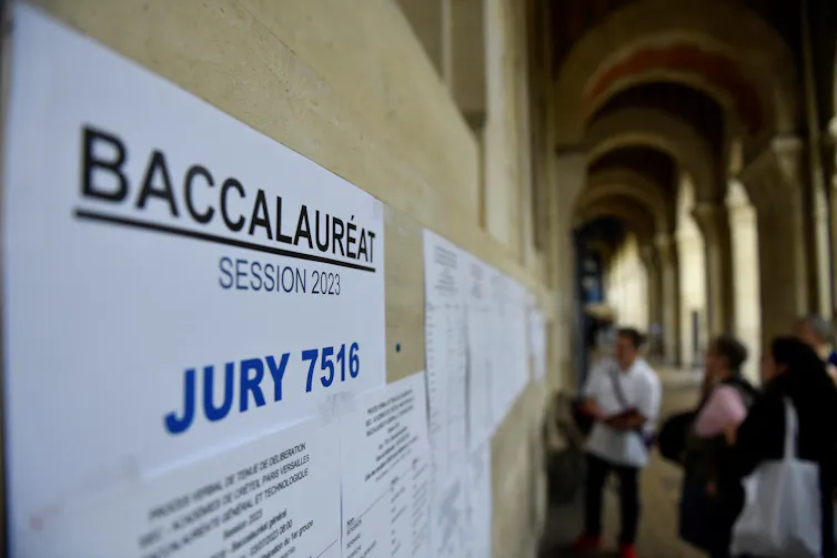 Résultats du bac 2023 affichés au lycée Voltaire, à Paris