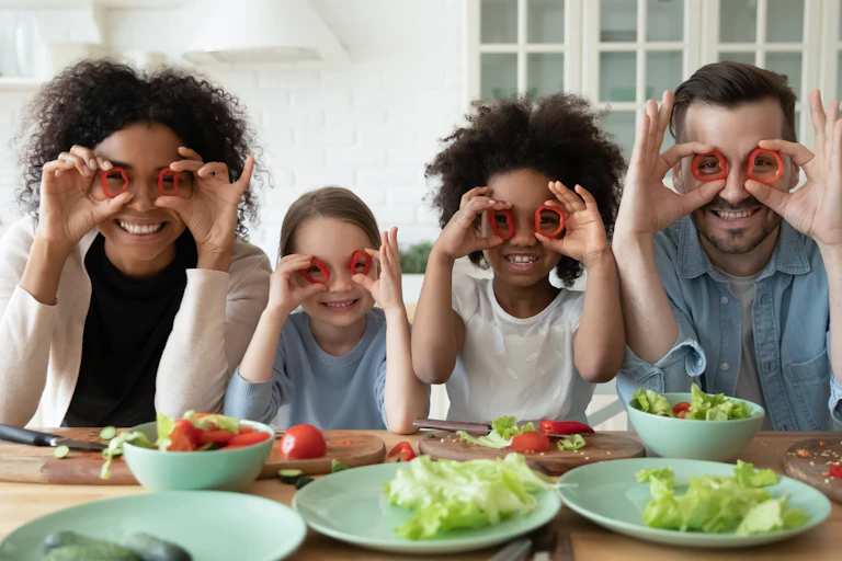 Una familia posa poniéndose anillos de pimiento a modo de gafas.