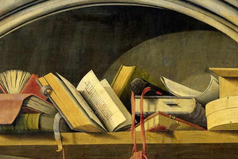 Cuadro con viejos libros desordenados