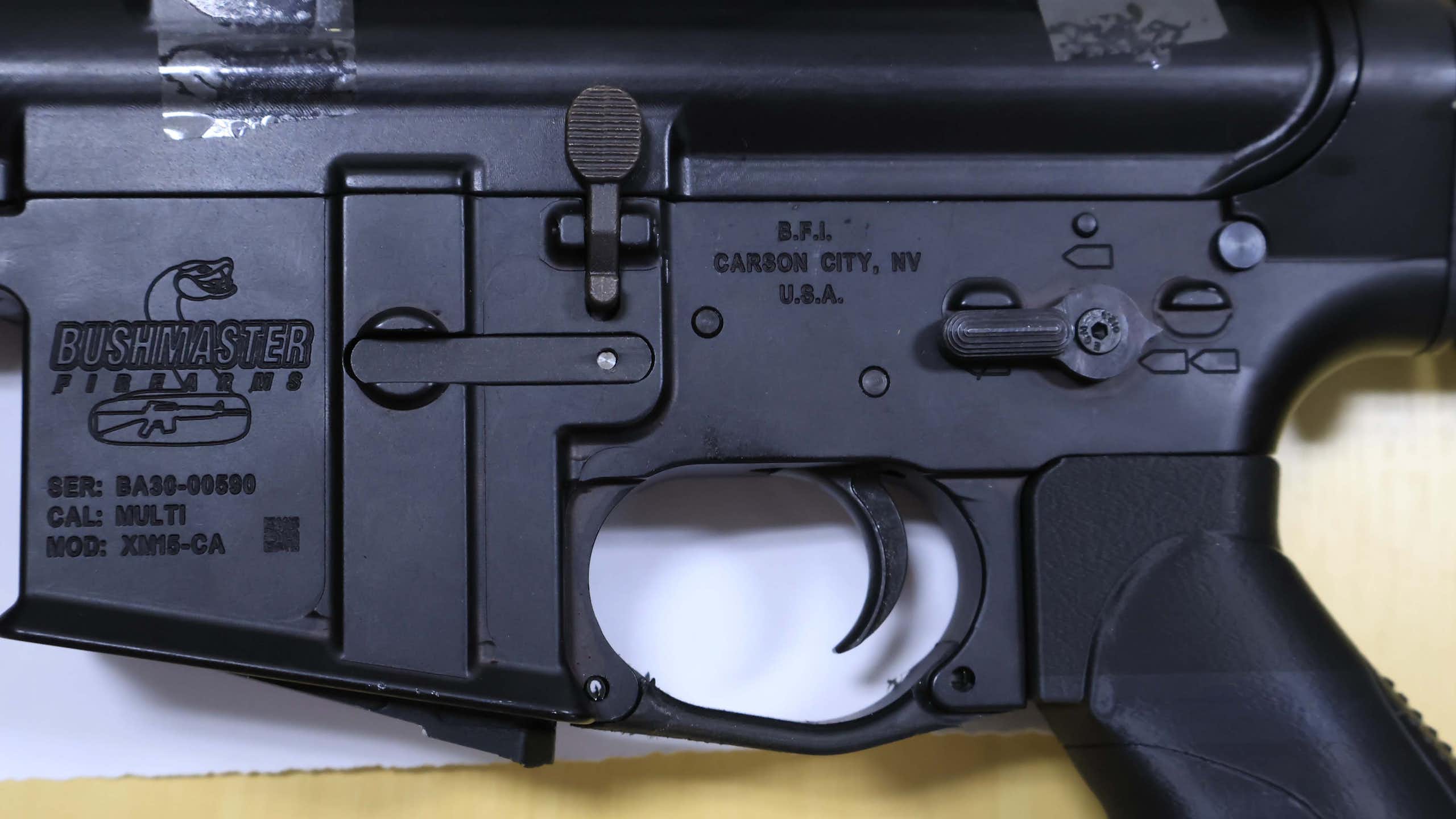 Descoberta de indústria clandestina de fuzis coroa quatro décadas de escalada bélica do crime no Brasil