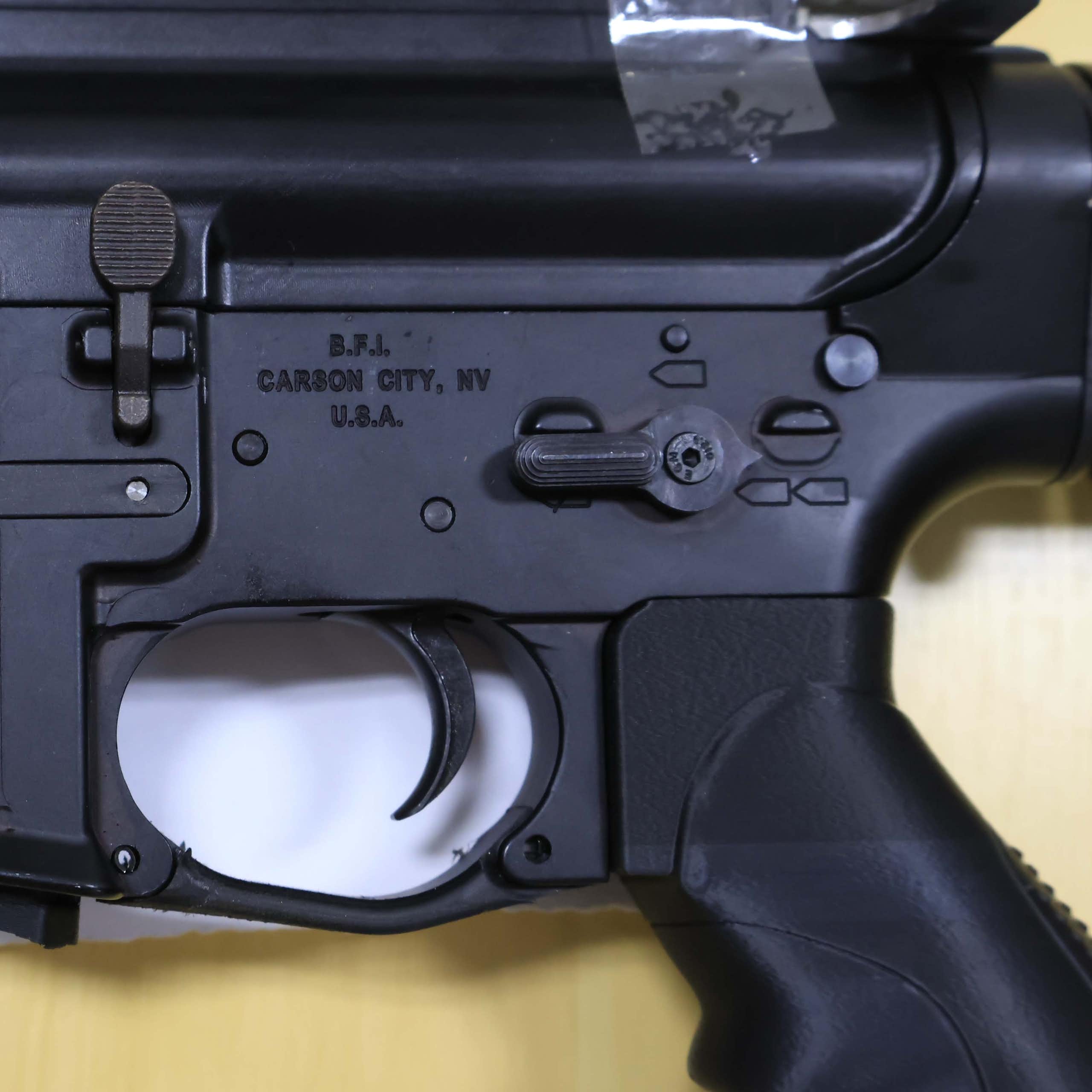 Descoberta de indústria clandestina de fuzis coroa quatro décadas de escalada bélica do crime no Brasil