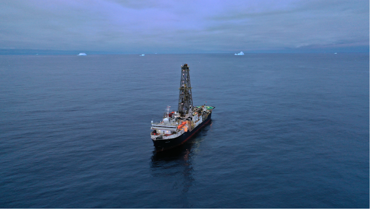 El barco lleva una enorme torre.